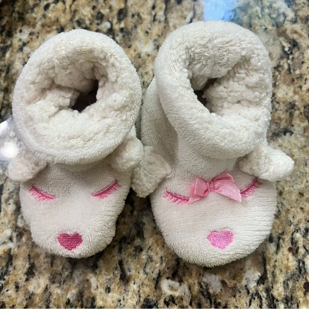 🦄$4 add on item🦄OR❤️5/$25❤️ BOUTIQUE | fuzzy slippers baby girl